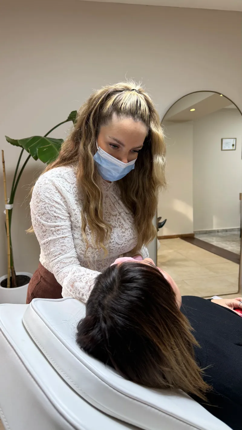 Dra. Giuliana Macchiavello atendiendo a una paciente en su consultorio.